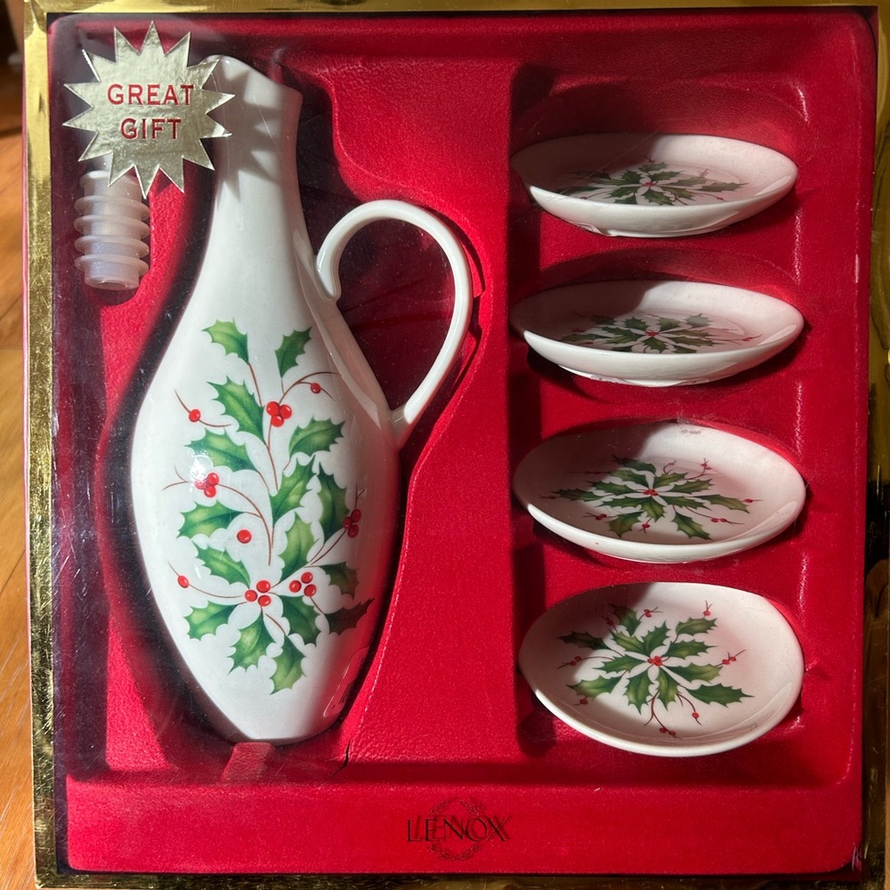 LENOX Holiday Oil Bottle Gift Set, new in box